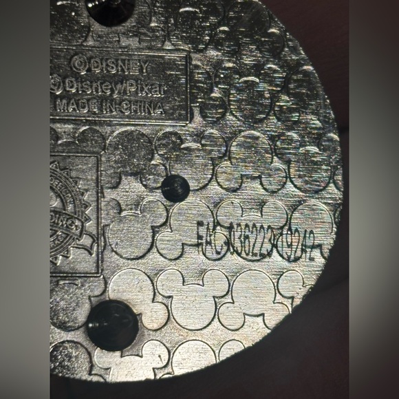 NEW DISNEY PARKS FINDING NEMO
SWIMMING 3D PIN ON PIN - Picture 5 of 5